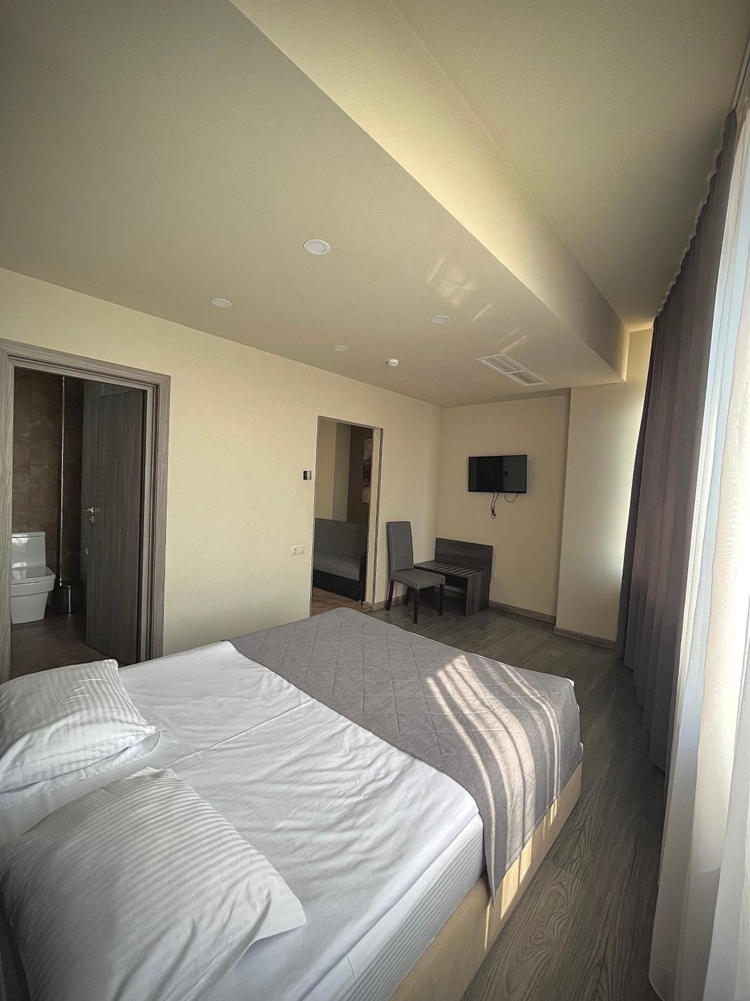 Bien Hotel Єреван Екстер'єр фото